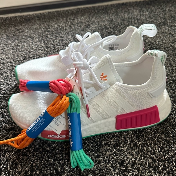 NWT Adidas NMD R1 women’s sneakers - Picture 4 of 5